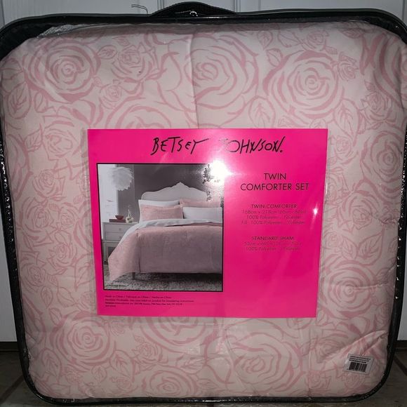 NWT Pink Rose Betsey Johnson Twin Comforter Set - Picture 1 of 6